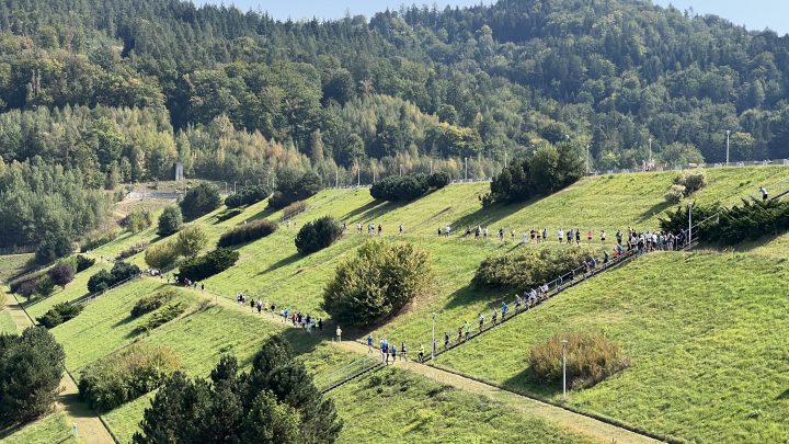 Fragment biegu po wale Zapory Świnna Poręba. (video).