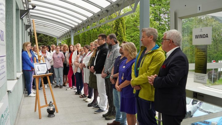 Szpital w Suchej Beskidzkiej uczcił pamięć tragicznie zmarłego lekarza. (wideo).